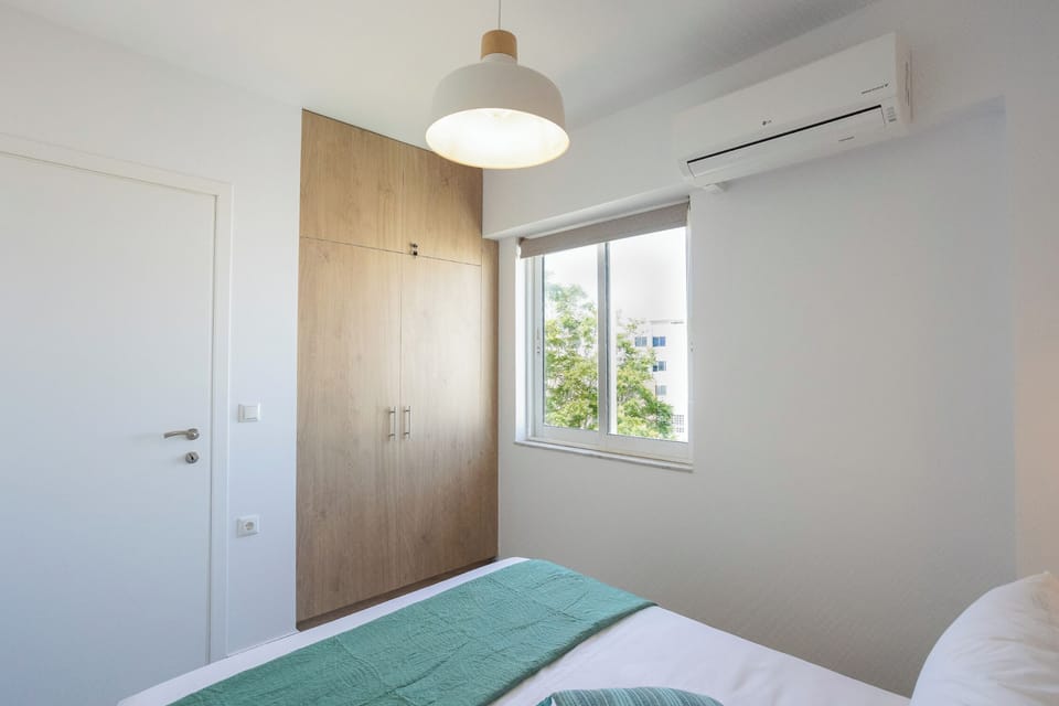 Deluxe Suite, Sea View | 2 bedrooms, iron/ironing board, free WiFi