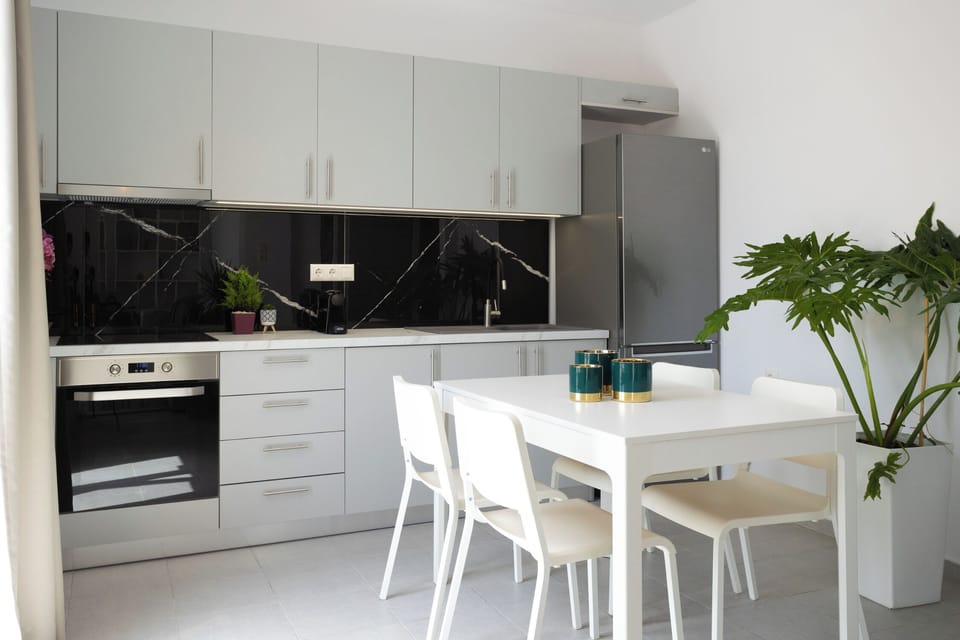Deluxe Suite, Sea View | Private kitchen