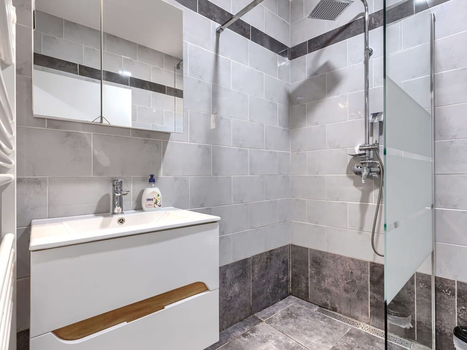 Flooring, Plumbing Fixture, Floor, Interior Design, Bathroom, Tile, Plumbing, Tap, Bathroom Cabinet, Composite Material