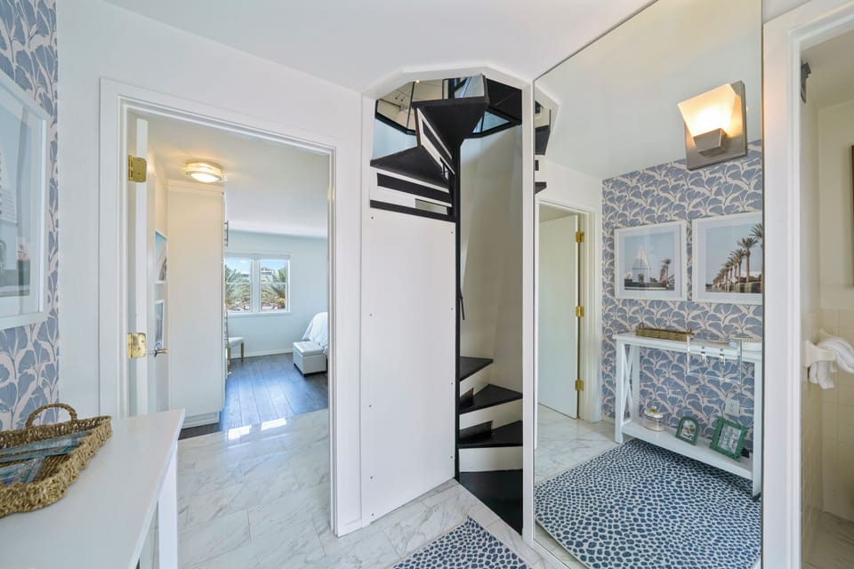FOYER W/HALF BATH, KING PRIMARY AHEAD, AND SPIRAL STAIRCASE TO L