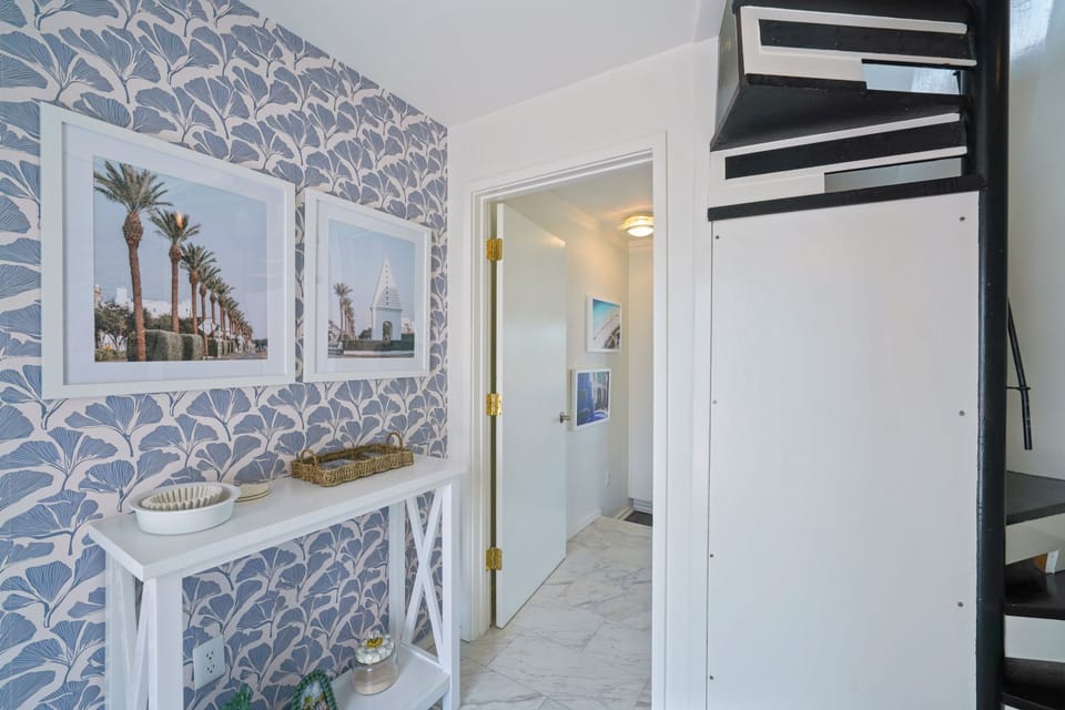 FOYER ENTRANCE AT FRONT DOOR