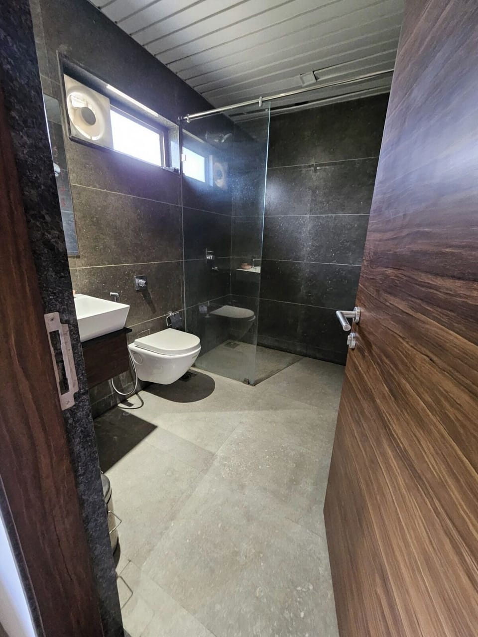 Deluxe Room, Garden View | Bathroom | Shower, free toiletries, towels, soap