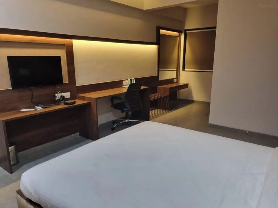 Deluxe Room, Garden View | Desk, laptop workspace, iron/ironing board, free WiFi