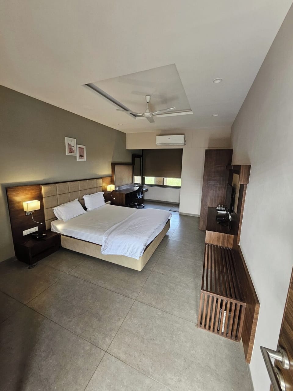 Deluxe Room, Garden View | Desk, laptop workspace, iron/ironing board, free WiFi
