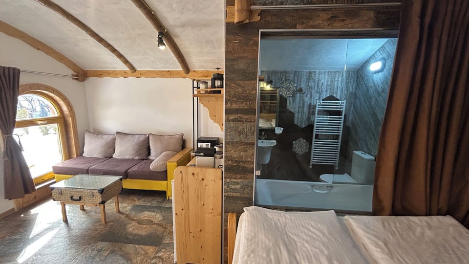Deluxe Double Room | In-room safe, individually decorated, individually furnished