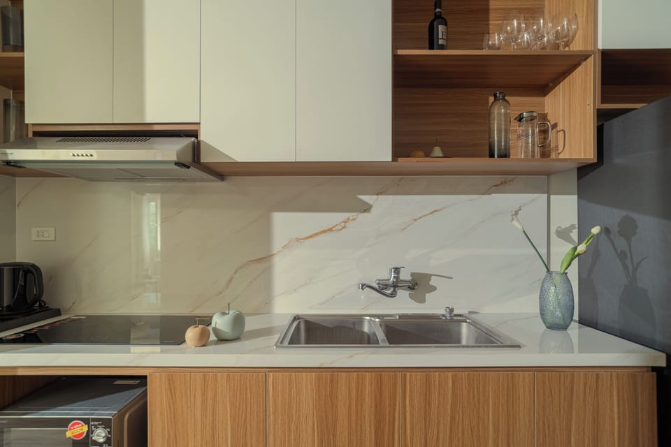 Junior Apartment, City View | Private kitchen | Fridge, microwave, oven, stovetop
