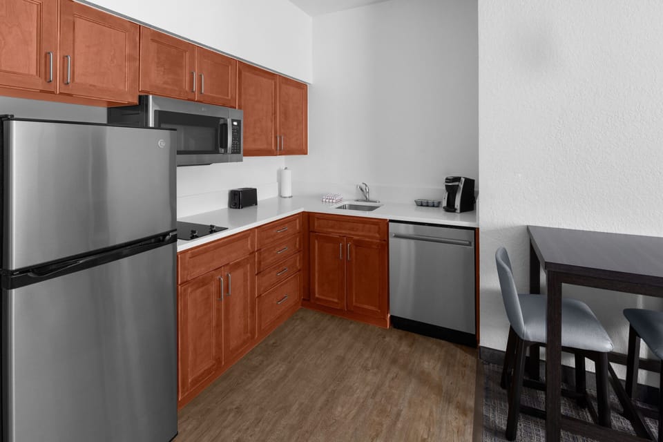 Full-size fridge, microwave, stovetop, dishwasher