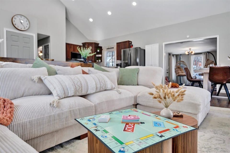 Families and couples will love our space. A space for everyone on our sofa!