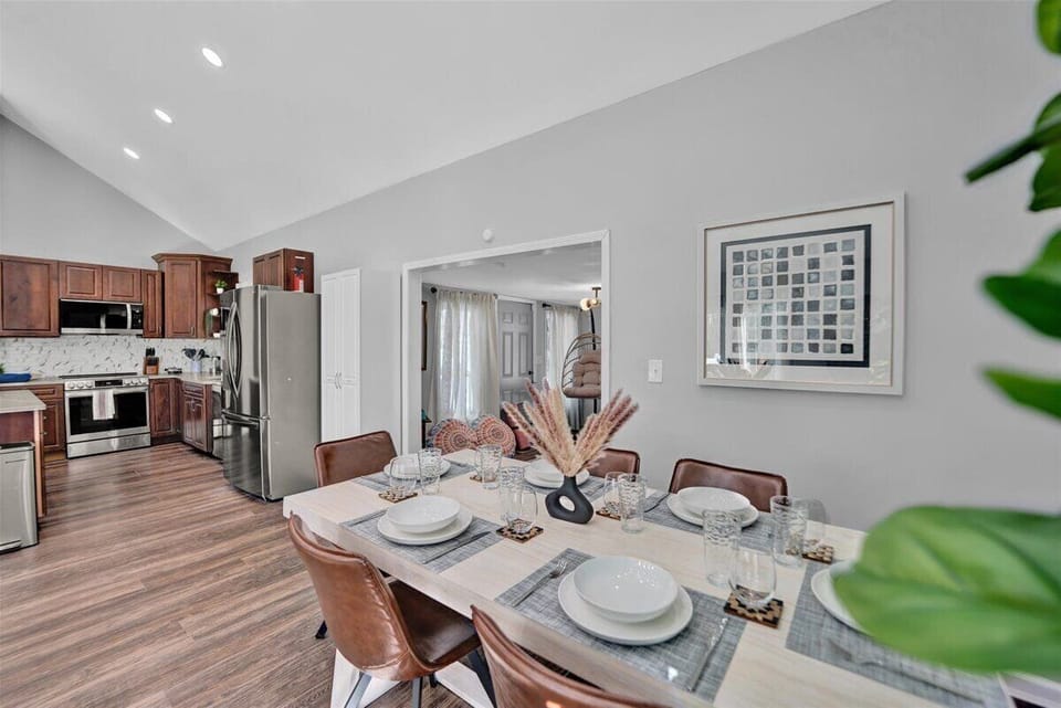 A spacious dining set for 6.