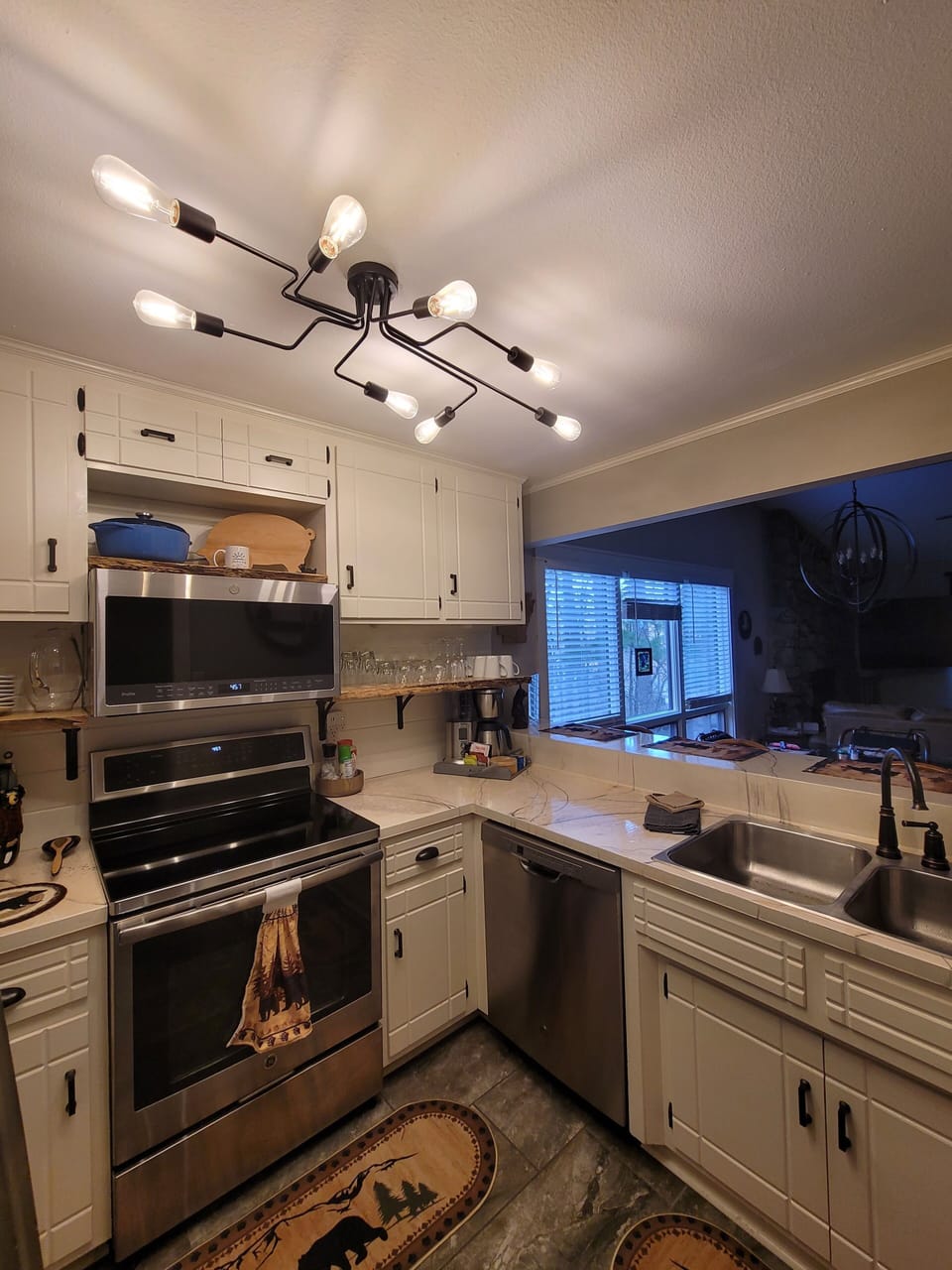 Full-size fridge, microwave, oven, stovetop