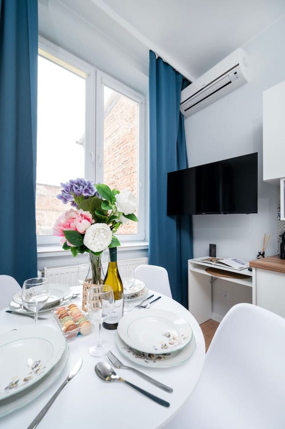 Studio - Living area with Dining Area | Book Now with RENTUJEMY.COM
