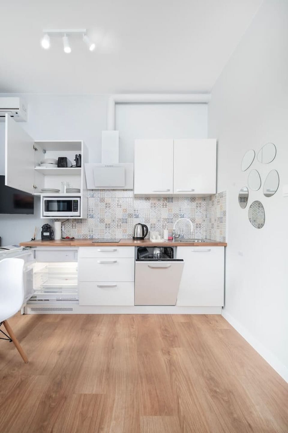 Kitchen with Microwave | Book Now with RENTUJEMY.COM