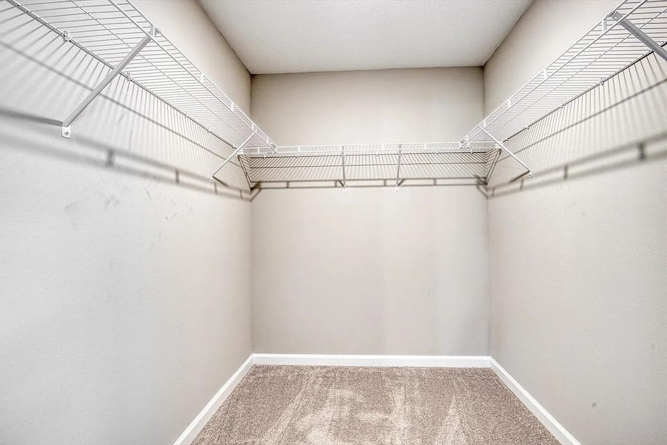 Walking closet bedroom 1