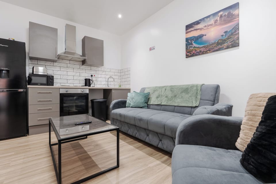 Comfortable open-plan living area with Smart TV/Netflix, cosy sofa bed, and integrated kitchen, perfect for relaxing after work or longer stays. Fresh towels and all bedding are provided, including for the sofa bed, for a smooth and comfortable stay