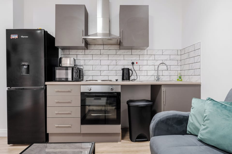 Fully equipped kitchen featuring a 4-burner hob, fridge/freezer, microwave, kettle and essential cookware — everything you need for easy self-catering, whether you're staying for a few nights or a longer work trip.
