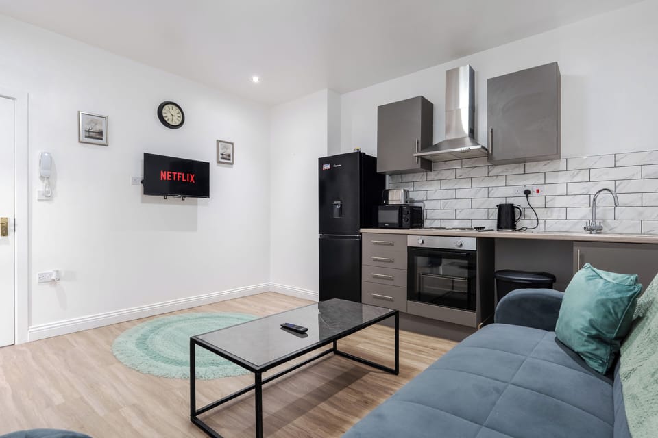 Comfortable open-plan living area with Smart TV/Netflix, cosy sofa bed, and integrated kitchen, perfect for relaxing after work or longer stays. Fresh towels and all bedding are provided, including for the sofa bed, for a smooth and comfortable stay