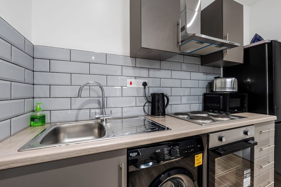 Fully equipped kitchen featuring a 4-burner hob, fridge/freezer, microwave, kettle and essential cookware — everything you need for easy self-catering, whether you're staying for a few nights or a longer work trip.
