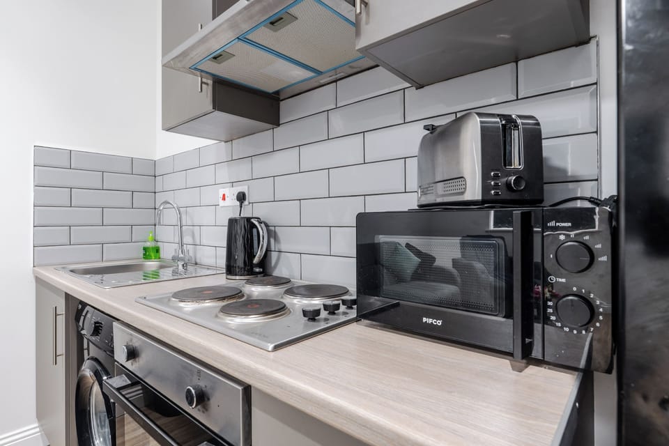 Fully equipped kitchen featuring a 4-burner hob, fridge/freezer, microwave, kettle and essential cookware — everything you need for easy self-catering, whether you're staying for a few nights or a longer work trip.
