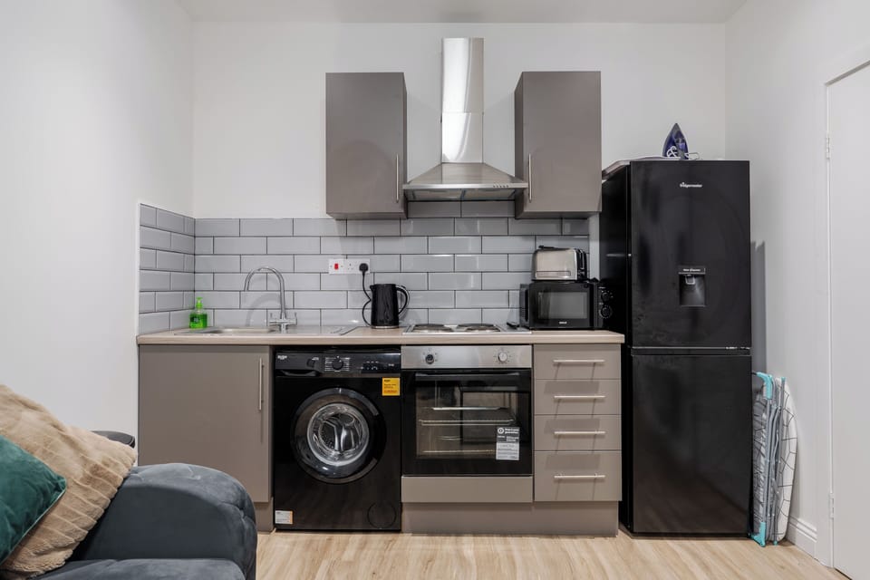 Fully equipped kitchen featuring a 4-burner hob, fridge/freezer, microwave, kettle and essential cookware — everything you need for easy self-catering, whether you're staying for a few nights or a longer work trip.
