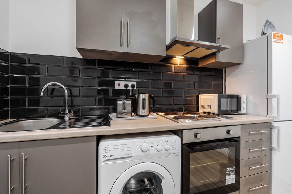 Fully equipped kitchen featuring a 4-burner hob, fridge/freezer, microwave, kettle and essential cookware — everything you need for easy self-catering, whether you're staying for a few nights or a longer work trip.
