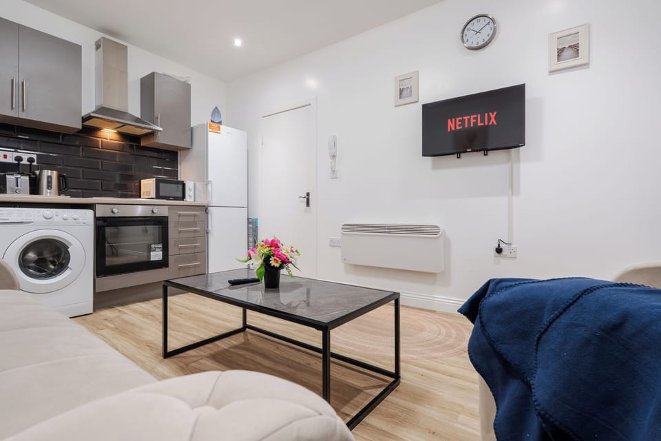 Comfortable open-plan living area with Smart TV/Netflix, cosy sofa bed, and integrated kitchen, perfect for relaxing after work or longer stays. Fresh towels and all bedding are provided, including for the sofa bed, for a smooth and comfortable stay