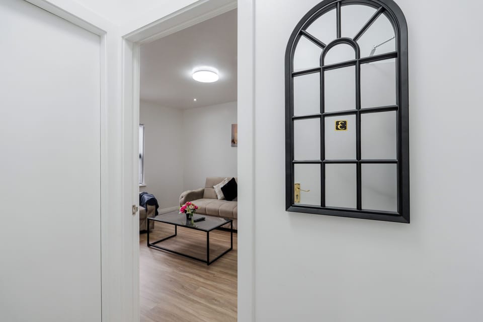 Comfortable open-plan living area with Smart TV/Netflix, cosy sofa bed, and integrated kitchen, perfect for relaxing after work or longer stays. Fresh towels and all bedding are provided, including for the sofa bed, for a smooth and comfortable stay