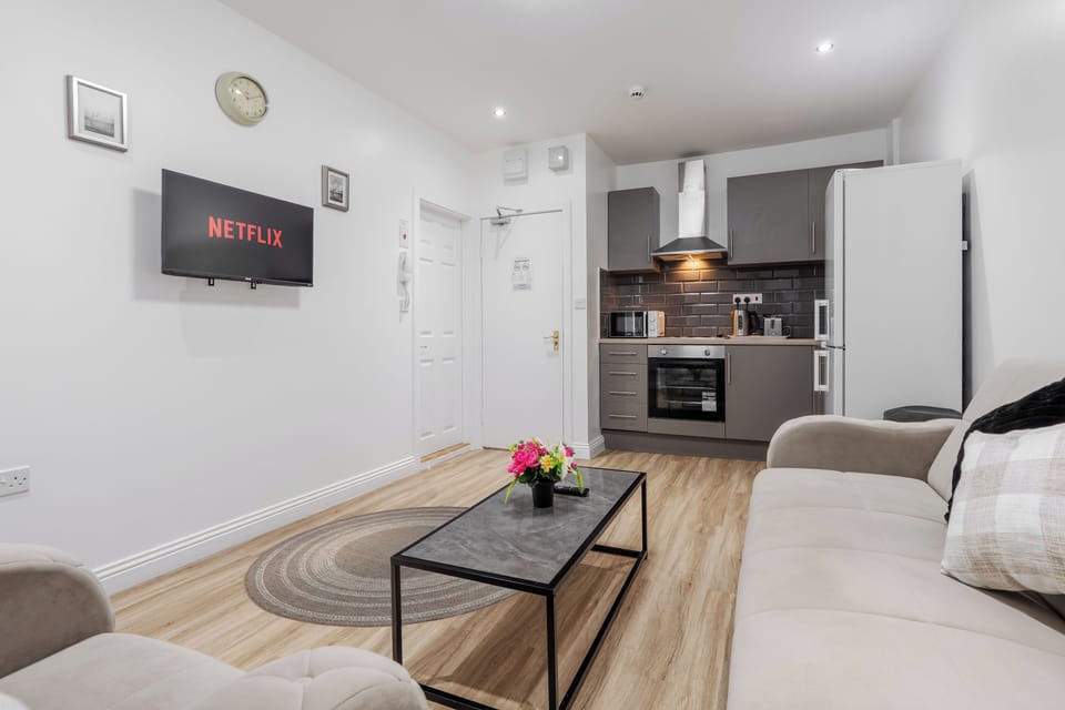 Comfortable open-plan living area with Smart TV/Netflix, cosy sofa bed, and integrated kitchen, perfect for relaxing after work or longer stays. Fresh towels and all bedding are provided, including for the sofa bed, for a smooth and comfortable stay