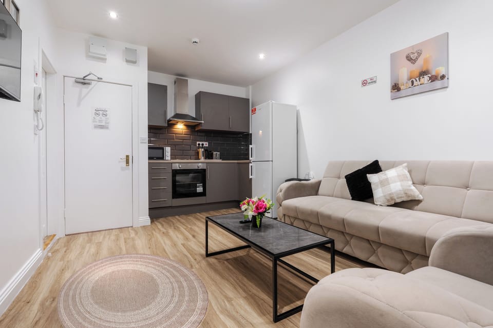 Comfortable open-plan living area with Smart TV/Netflix, cosy sofa bed, and integrated kitchen, perfect for relaxing after work or longer stays. Fresh towels and all bedding are provided, including for the sofa bed, for a smooth and comfortable stay