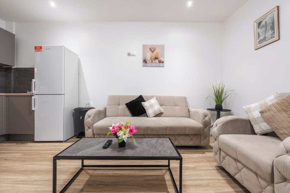 Comfortable open-plan living area with Smart TV/Netflix, cosy sofa bed, and integrated kitchen, perfect for relaxing after work or longer stays. Fresh towels and all bedding are provided, including for the sofa bed, for a smooth and comfortable stay