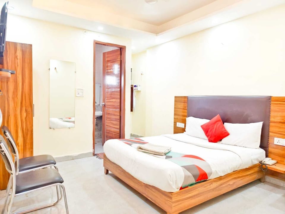 Deluxe Double Room, City View | Desk, laptop workspace, iron/ironing board, free WiFi