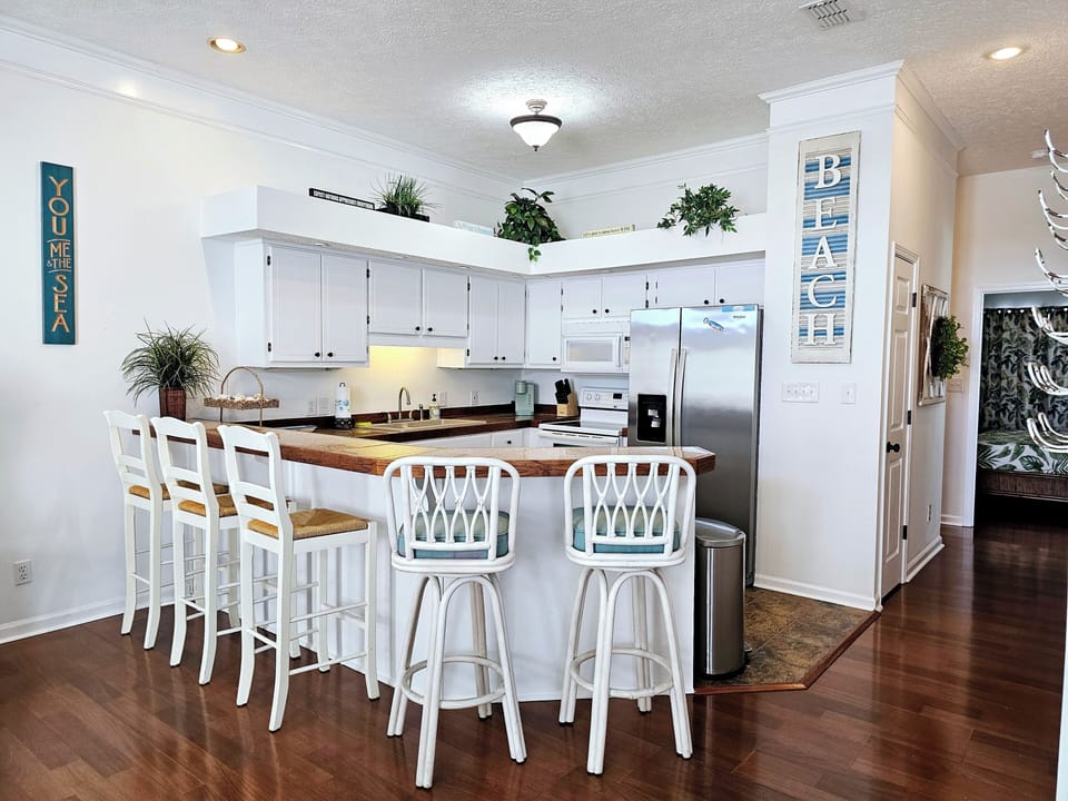 2nd floor Full Kitchen with Bar