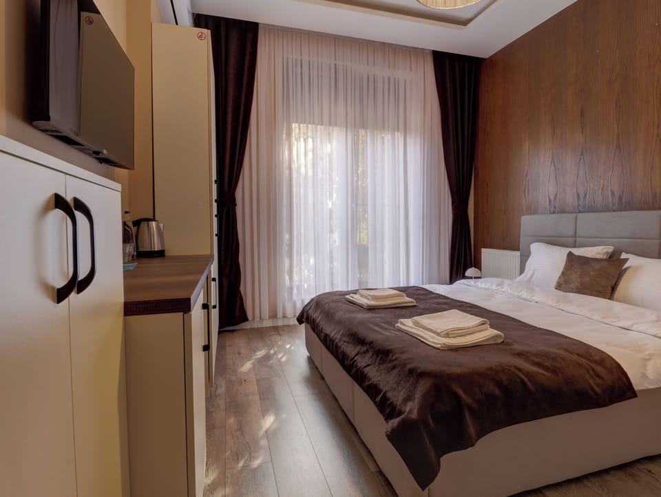 Deluxe Double Room | Desk, laptop workspace, free WiFi, bed sheets