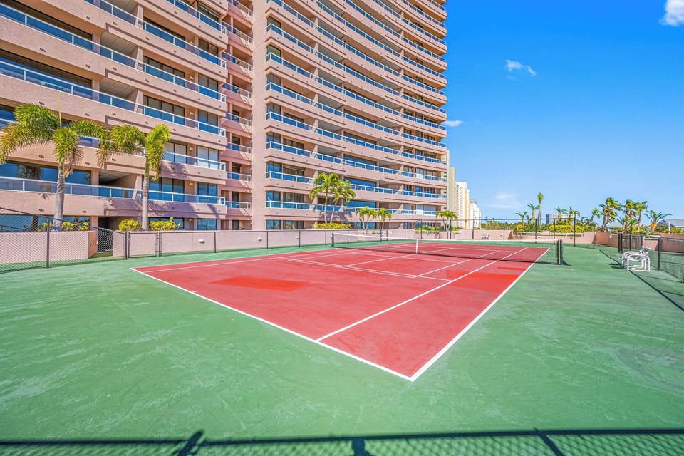 Complex Tennis/Pickelball Courts