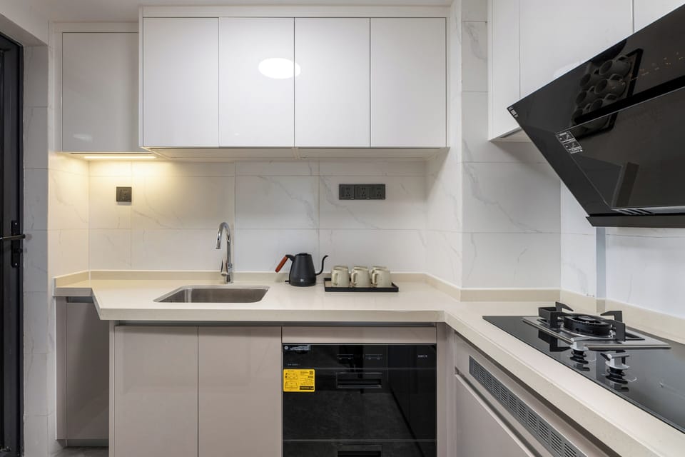 Comfort Suite | Private kitchen | Fridge, microwave, stovetop, coffee/tea maker