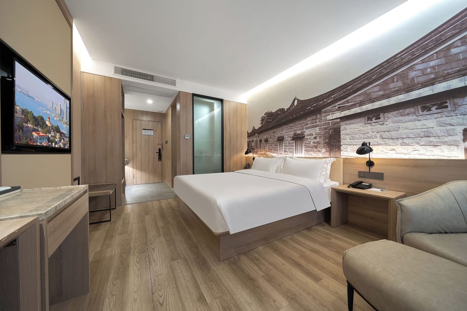 Business Single Room | Desk, laptop workspace, blackout drapes, iron/ironing board