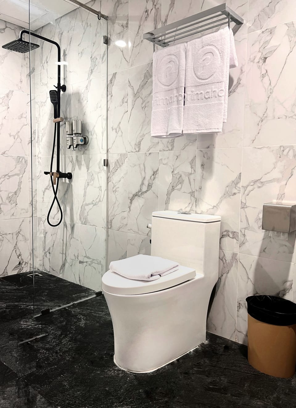 Superior Twin Room | Bathroom | Shower, slippers