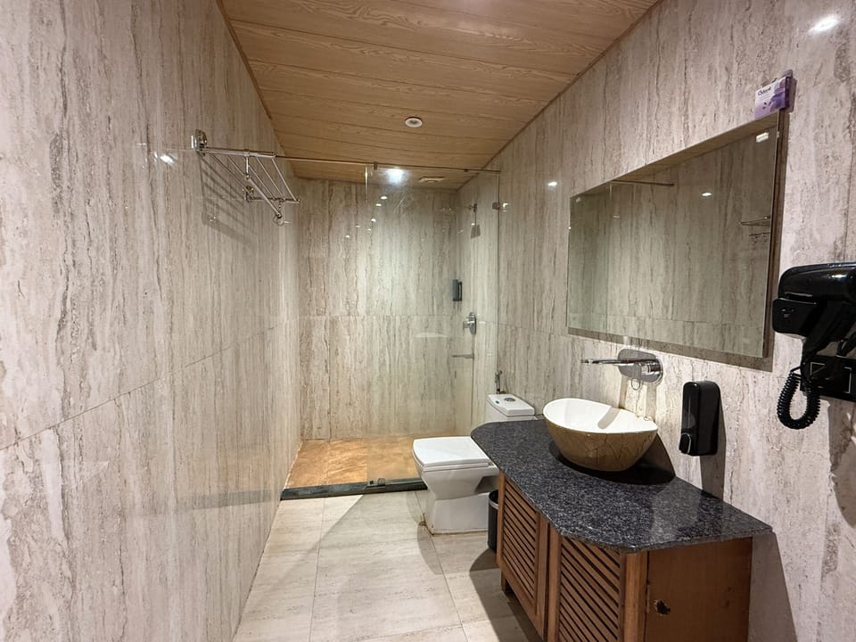 Deluxe Cottage | Bathroom | Shower, bidet, towels, soap