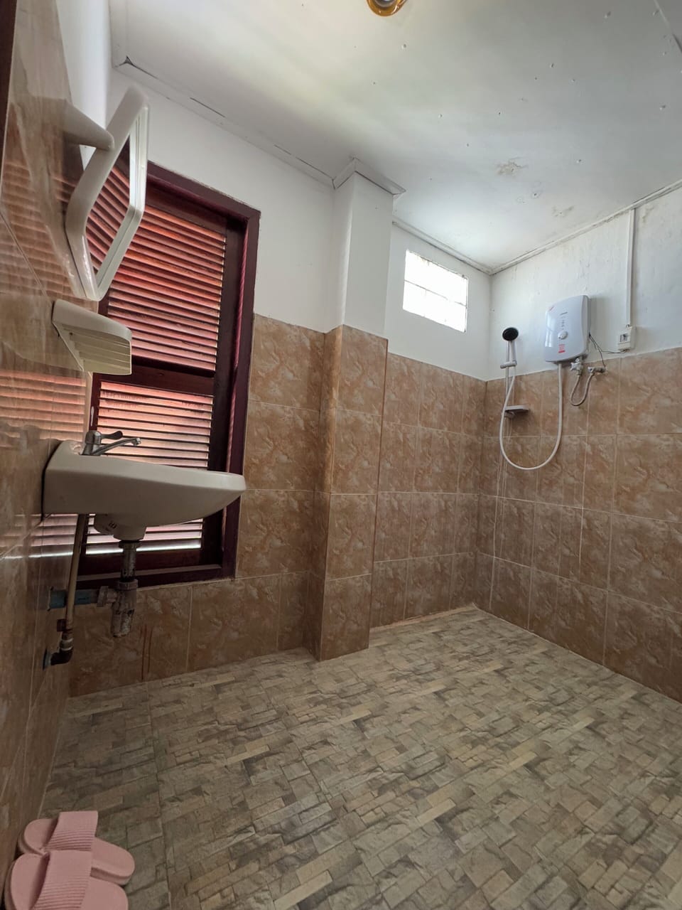 Standard Double or Twin Room, Mountain View | Bathroom | Shower, slippers, bidet, towels