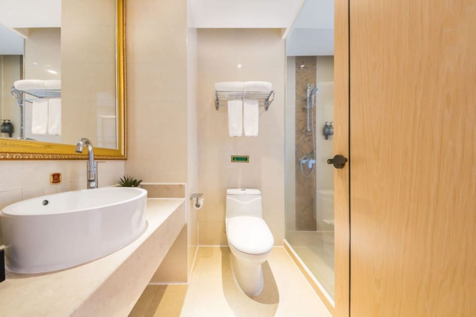 Business Single Room, 1 King Bed, Non Smoking | Bathroom | Shower, rainfall showerhead, designer toiletries, hair dryer