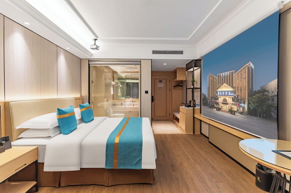 Business Single Room, 1 King Bed, Non Smoking | Premium bedding, individually decorated, laptop workspace, free WiFi
