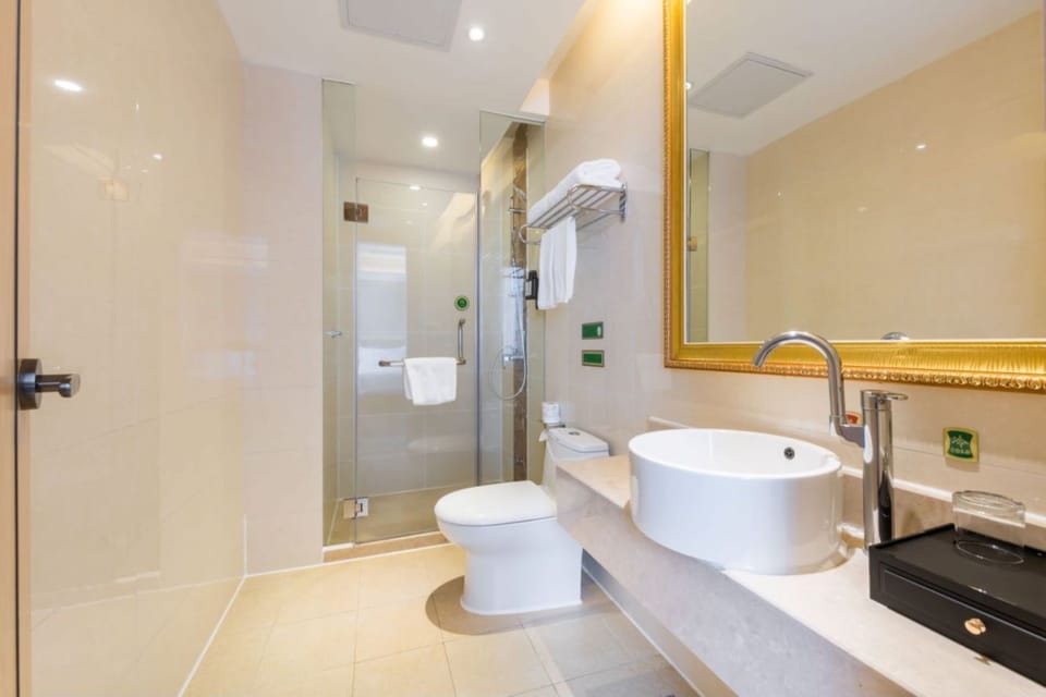 Executive Suite, 1 King Bed, Non Smoking, River View | Bathroom | Shower, rainfall showerhead, designer toiletries, hair dryer