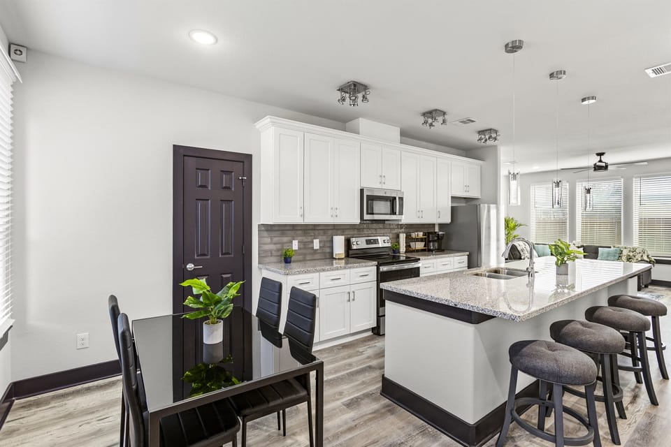 Open and spacious kitchen and bar for the whole family