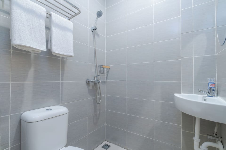 Basic Room | Bathroom | Shower, towels, soap, shampoo