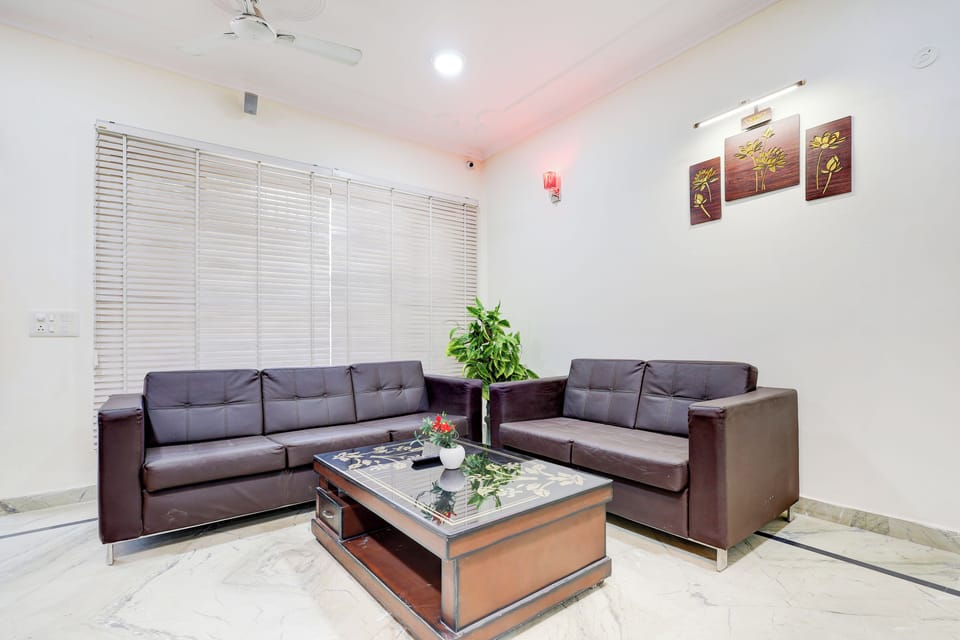 Classic Double Room, Balcony | Living area