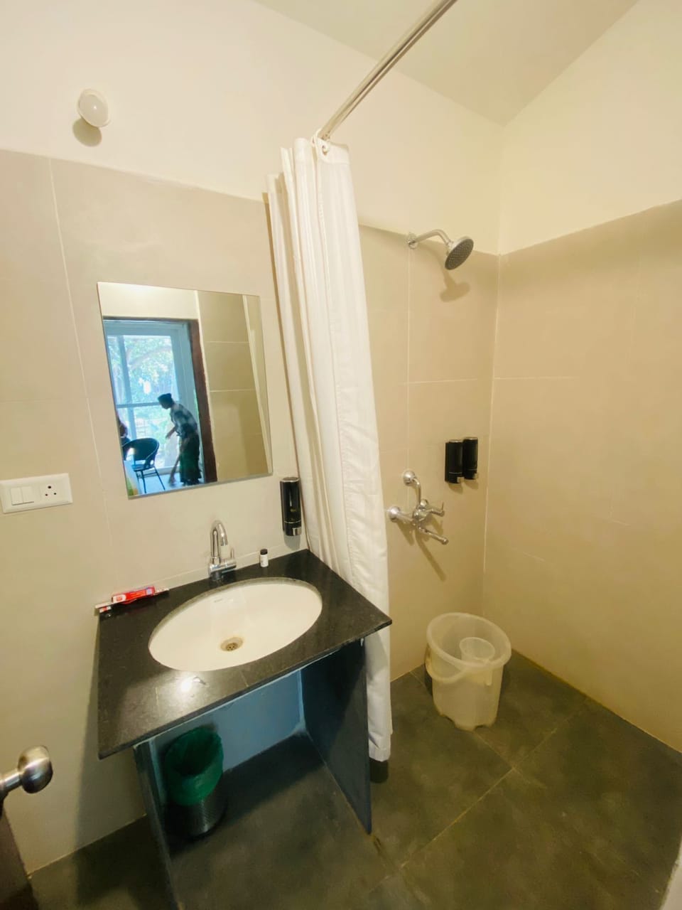 Cottage | Bathroom | Shower, towels, soap, shampoo