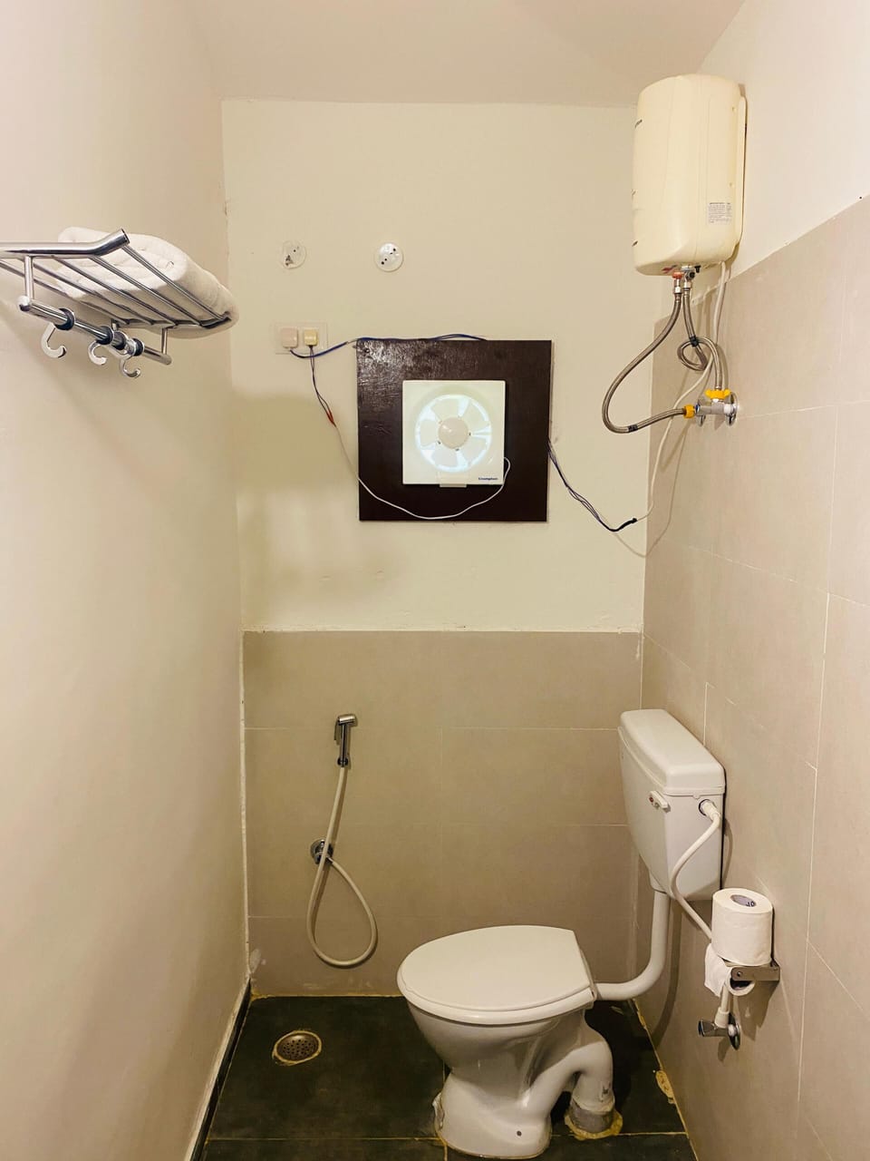 Cottage | Bathroom | Shower, towels, soap, shampoo
