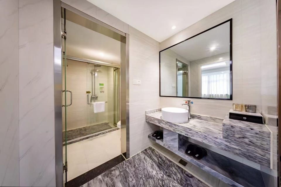 Superior Double Room, City View | Bathroom | Shower, rainfall showerhead, free toiletries, hair dryer