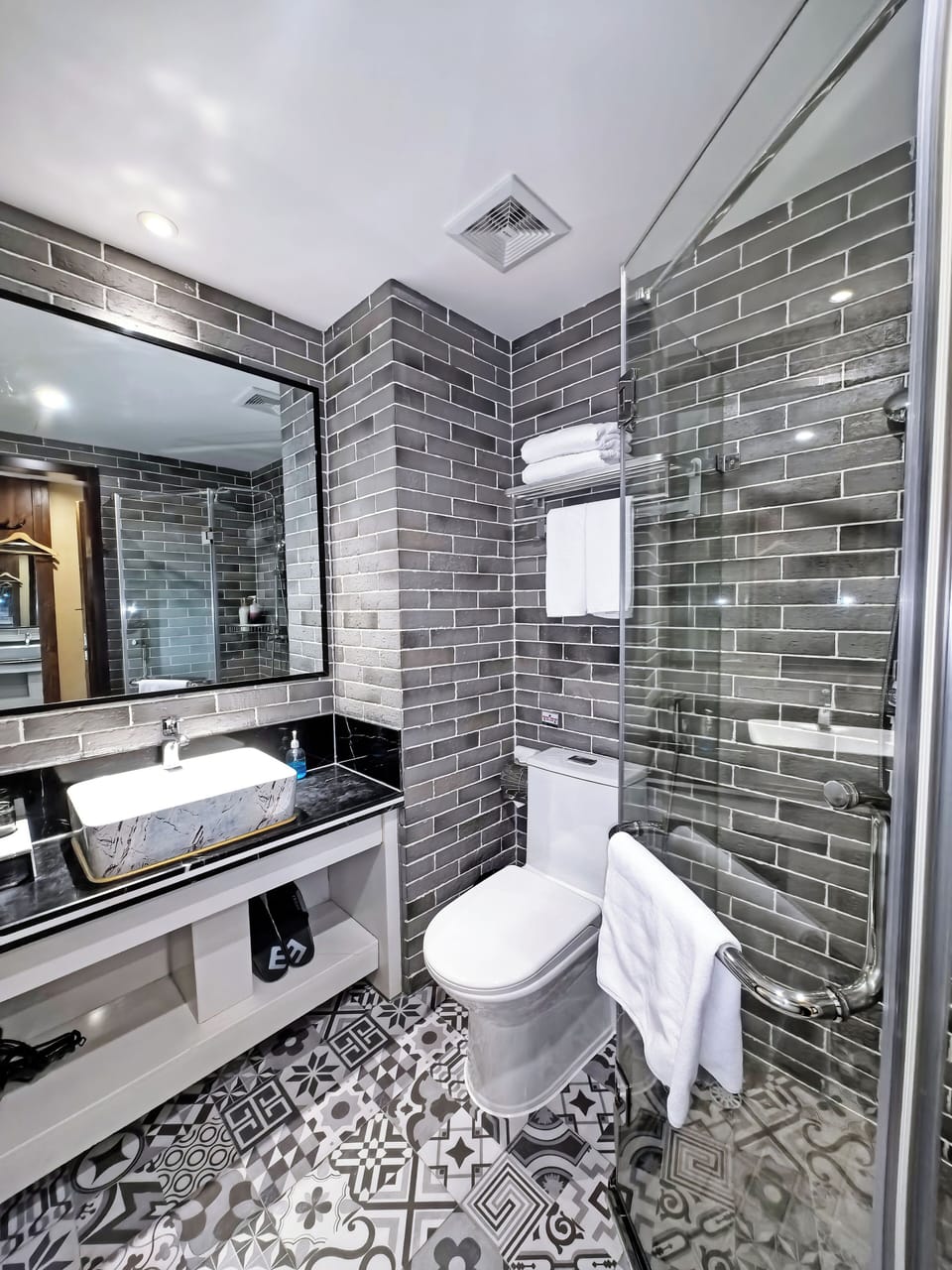 Superior Single Room | Bathroom | Shower, rainfall showerhead, free toiletries, hair dryer