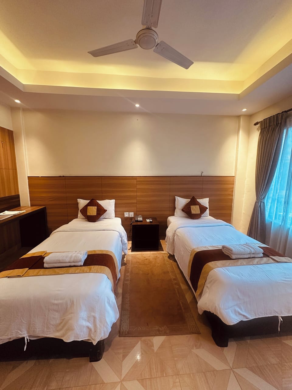 Standard Twin Room | Desk, laptop workspace, blackout drapes, soundproofing