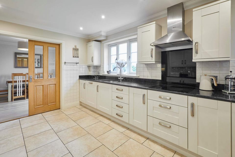 House | 4 bedrooms, desk
